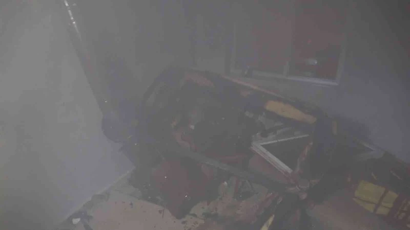 Tutuşturucu jel ile sobayı yakmak isterken evi yaktı
