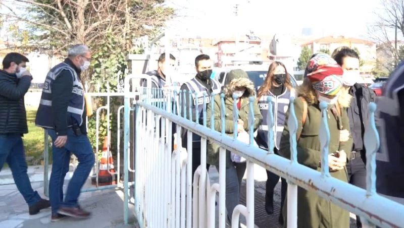 Evlenme vaadiyle dolandırıcılık yapanlar yakalandı
