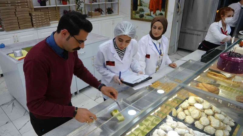 Dünyaya yayılan lezzetler üretim bandından personel kişisel bakımına kadar denetleniyor
