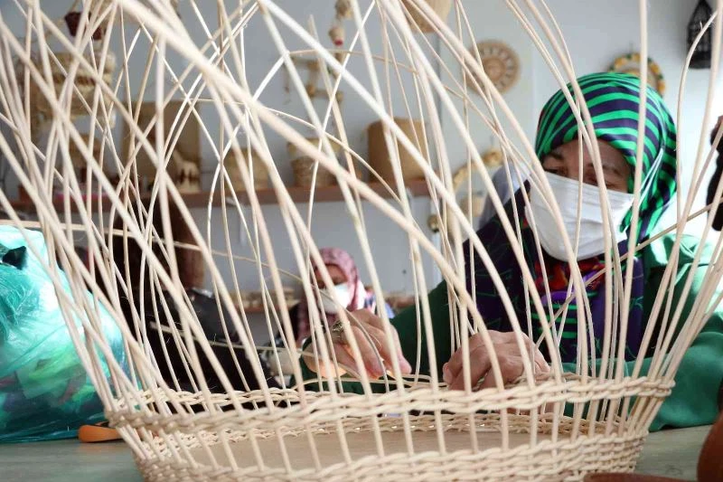 Doğadaki atıklar kadınların elinde sanat eserine dönüşüyor
