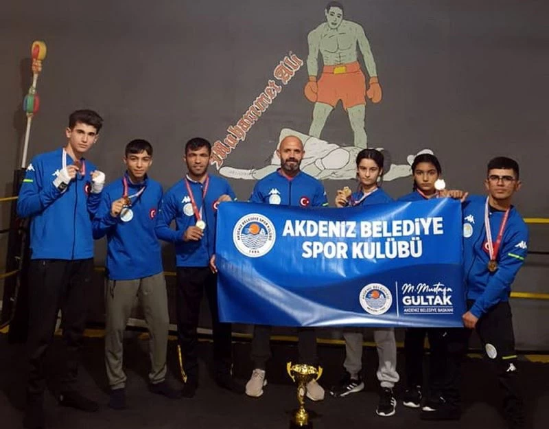 Akdeniz Belediyesi boksörleri turnuvada 6 madalya kazandı
