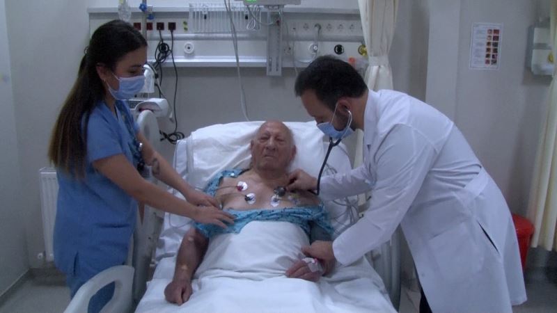Evinde kalp krizi geçiren 93 yaşındaki adam, koldan anjiyo yapılarak hayata tutundu
