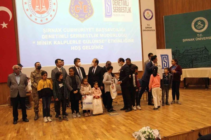 Şırnak’ta yükümlülerin çocuklarına giysi yardımı yapıldı
