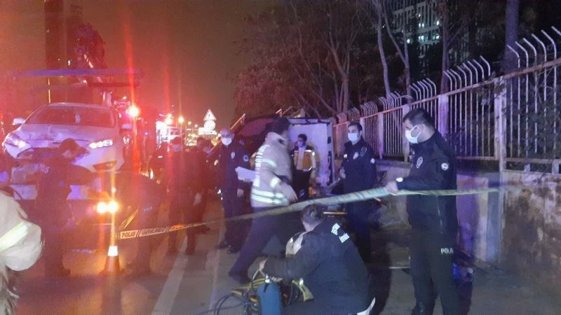 Ataşehir’de durağa giren otomobil işe gitmek için bekleyen iki kardeşi ayırdı: 1 ölü, 2 yaralı
