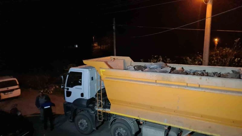 Vatandaşlar cüruf tesisine giden kamyonların önünü kestiler
