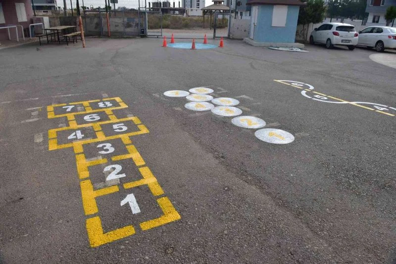 Kepez’de okul bahçelerine geleneksel oyun alanları oluşturuluyor
