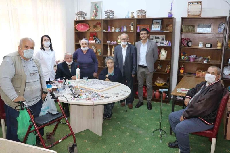 Salgını fırsata, huzurevini sergi salonuna çevirdiler
