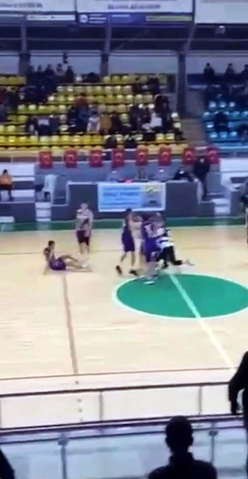 Basket sahası biranda boks ringine dönüştü
