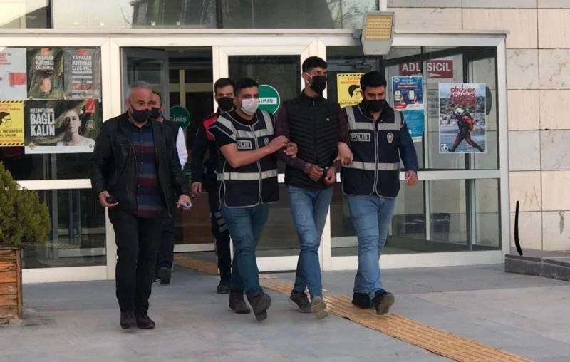 Kız arkadaşını 10 bıçak darbesiyle öldürmüştü, mahkemede 24 yıl ceza alınca hüngür hüngür ağladı
