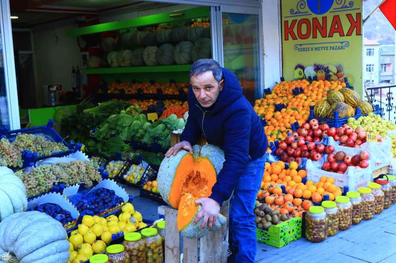 Gümüşhane’de devasa bal kabakları yoğun ilgi görüyor
