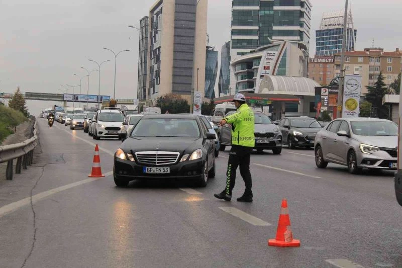 Emniyet şeridi ihlali yapan sürücü: 