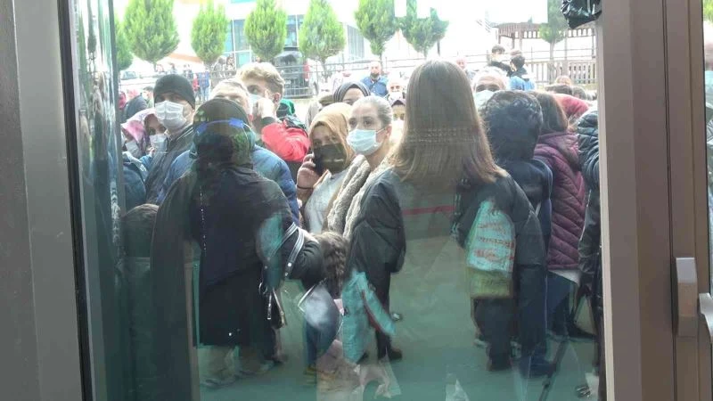 Rize’nin ilk AVM’sinin açılışında yoğun kuyruklar oluştu
