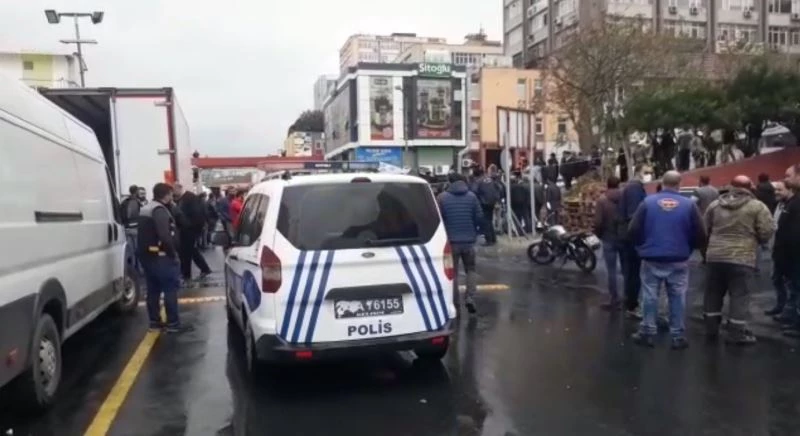 Bayrampaşa’da feci kaza: Forkliftin altında kalan sürücü yaralandı
