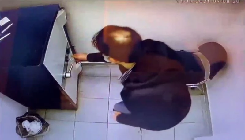 Çalıştığı döviz bürosunu böyle soydu: 3 milyon lira değerinde döviz çaldı
