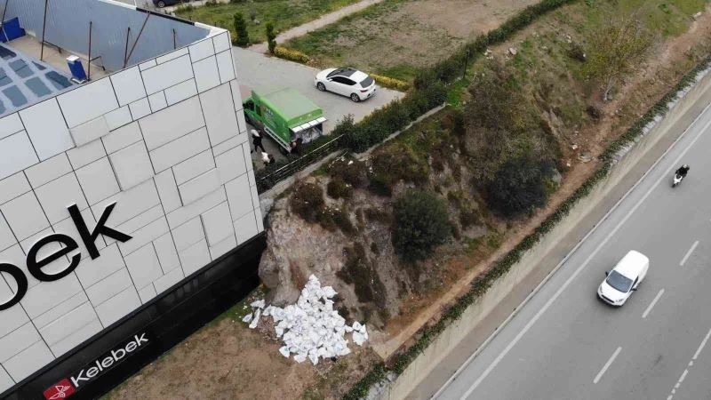 Maltepe’de E 5’te tehlikeli çalışma: Sürücülerin canlarını hiçe saydılar
