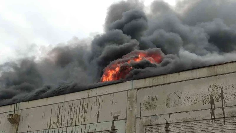 Tekstil fabrikasını saran alevlere müdahale ediliyor
