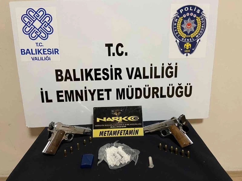 Direksiyona uyuşturucu ve silah zulaladılar
