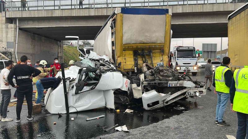 Sancaktepe Kuzey Marmara Otoyolu’nda tırın karıştığı trafik kazası meydana geldi. Tır içerisinde sıkışan yaralı sürücüyü kurtarma çalışmaları sürüyor.
