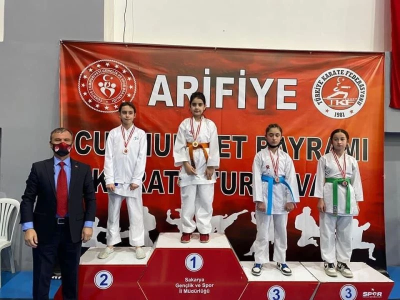 İzmitli karateciler şampiyonada 27 madalya aldı
