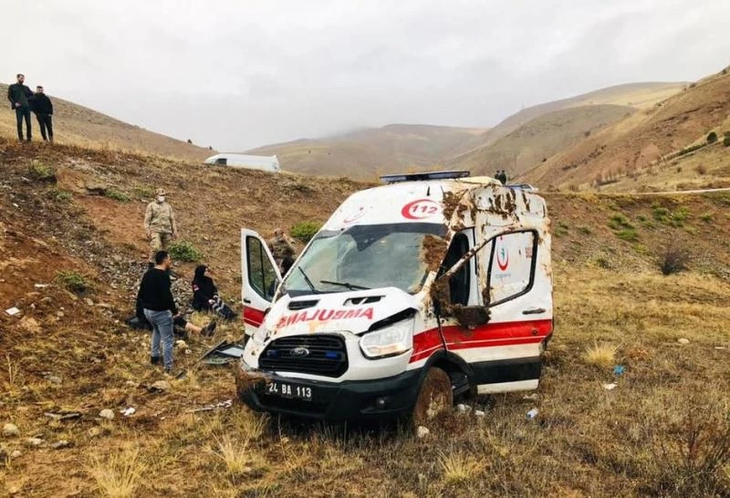 Erzincan’da ambulansın devrilmesi sonucu 3 sağlık görevlisi yaralandı
