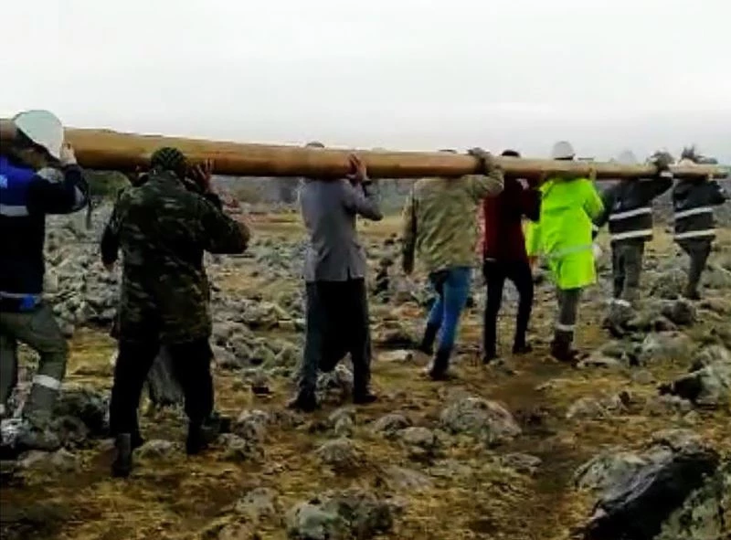 200 kiloluk elektrik direğini sırtlarında taşıyarak arızayı giderdi

