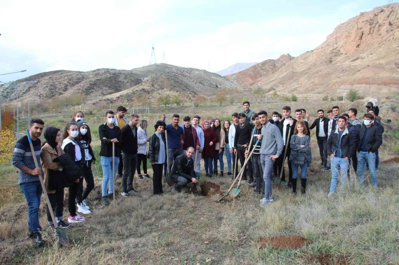 Bir fidan da sen dik
