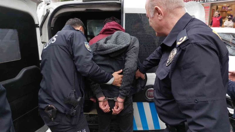 Polis bıçakla rehin alınan karı-kocayı saldırganın bileğini ısırarak kurtardı
