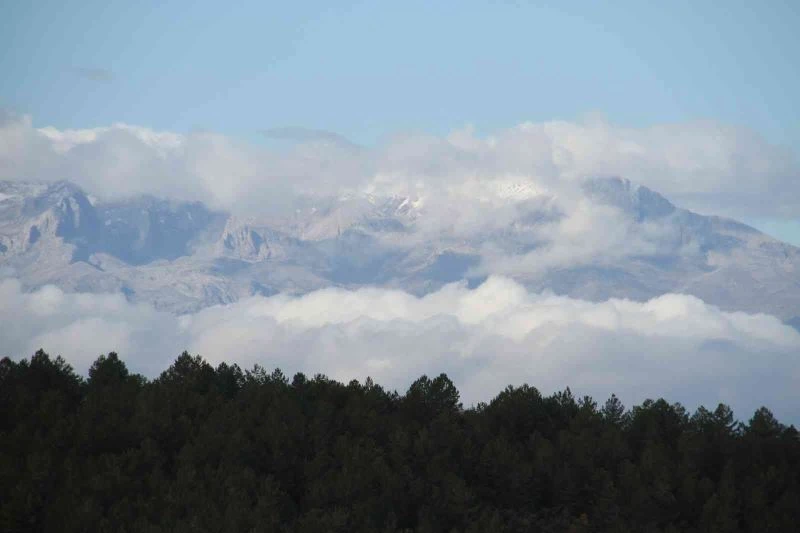 Anamas Dağı’nın zirvesine mevsimin ilk karı yağdı
