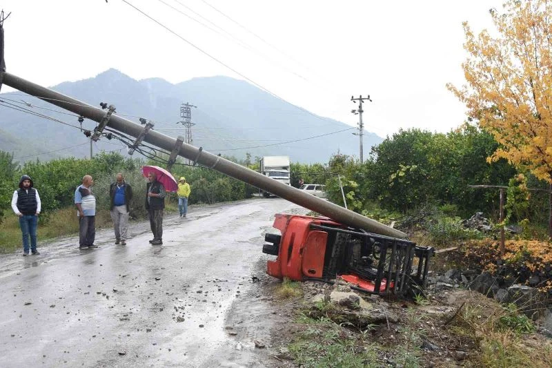 Kamyon kasasından düşen Forklift mahalleyi elektriksiz bıraktı
