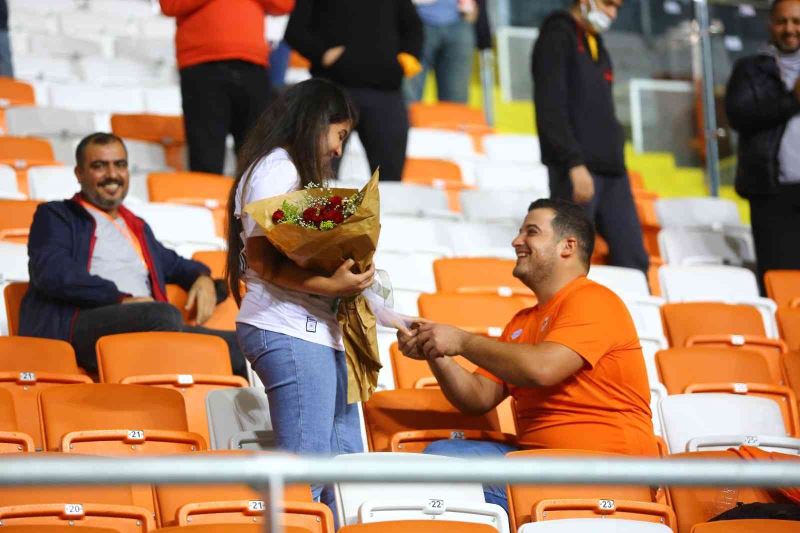 Adanaspor tribününde evlilik teklifi
