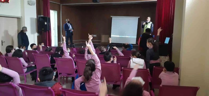 Jandarma küçük trafik dedektiflerini eğitiyor
