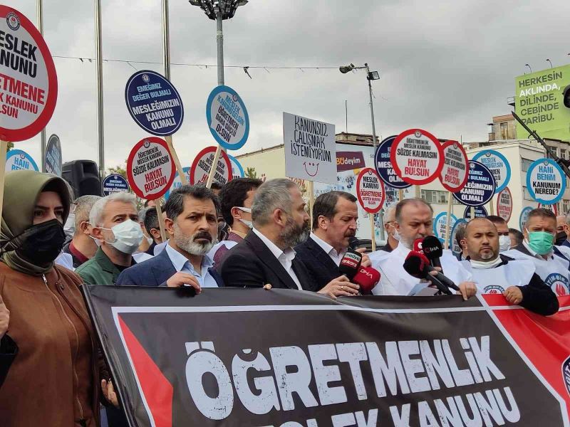 Memur-Sen Genel Başkanı Yalçın: “Öğretmenlerimiz için en büyük müjde, Öğretmenlik Meslek Kanunu’nun TBMM gündemine getirilmesidir”
