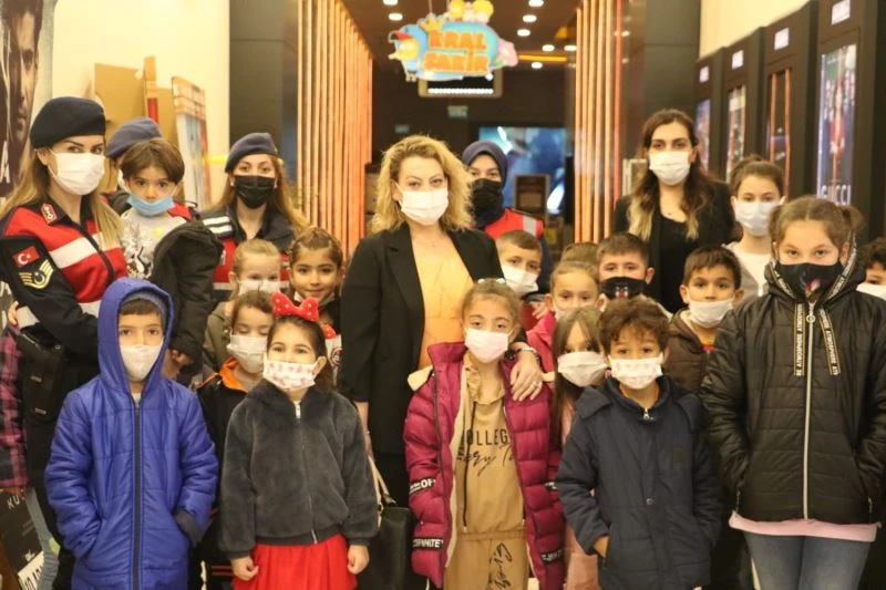 Jandarma abi ve ablalarıyla birlikte sinema keyfi yaşadı
