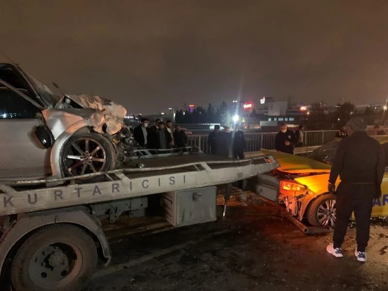 Küçükçekmece’de feci kaza: 2si ağır 3 yaralı
