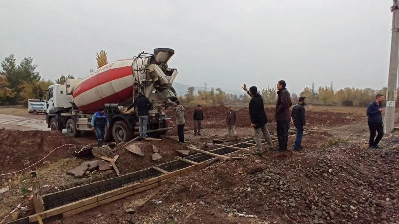 Mahalle sakinlerinden yol kapatma tepkisi
