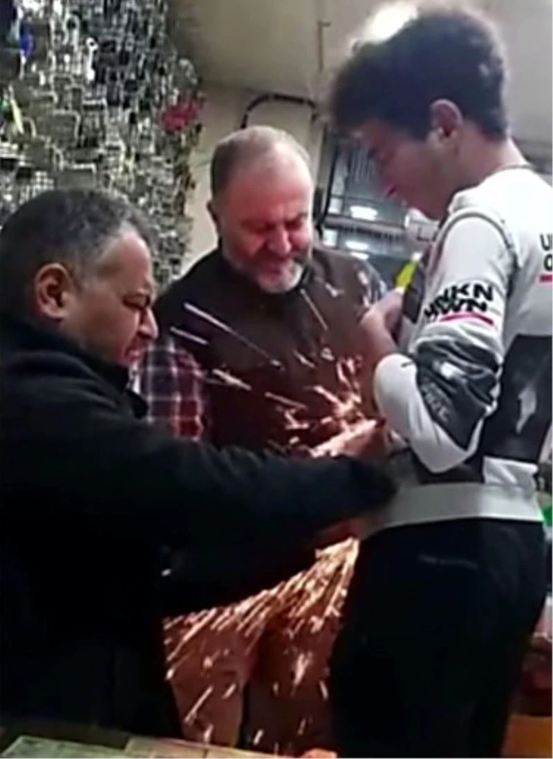 Beline sardığı bisiklet kilidinin anahtarını kaybeden gencin imdadına çilingir yetişti
