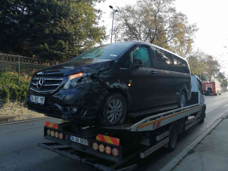 Üsküdar’da sürücüsünün kalp krizi geçirdiği minibüs duvara çarptı
