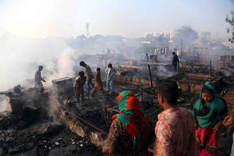 Pakistan’da 100’den fazla barınak alev alev yandı
