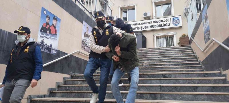 Kapıyı taş ve tekmeyle kırarak içeri giren hırsızlar kamerada
