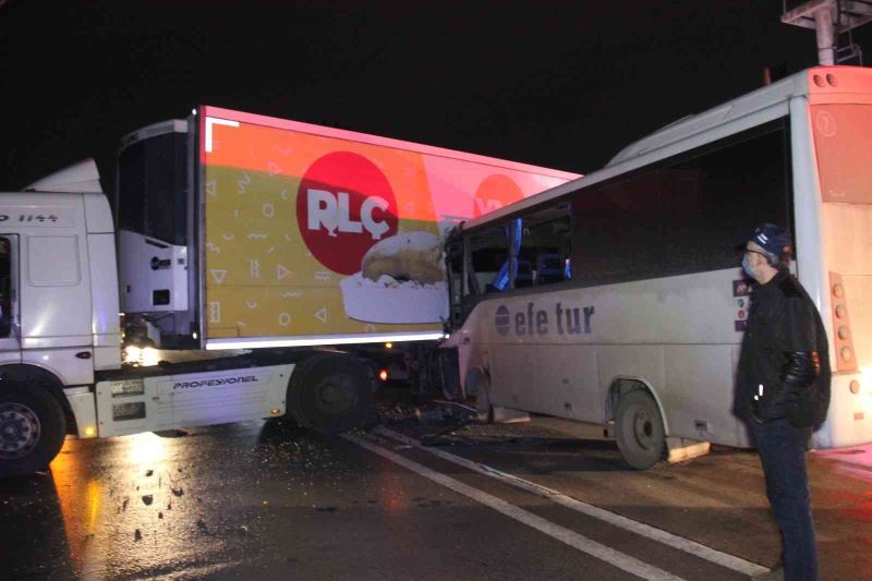 Tavuk yüklü tır yolu kapatınca faciaya sebep oluyordu
