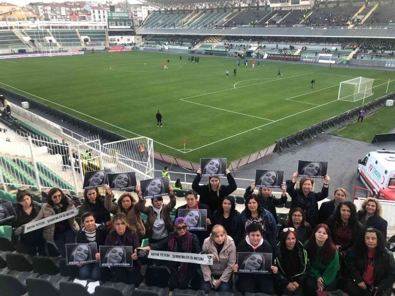 Denizlispor’un kadın taraftarlarından ’Şebnem’ler ölmesin’ pankartı

