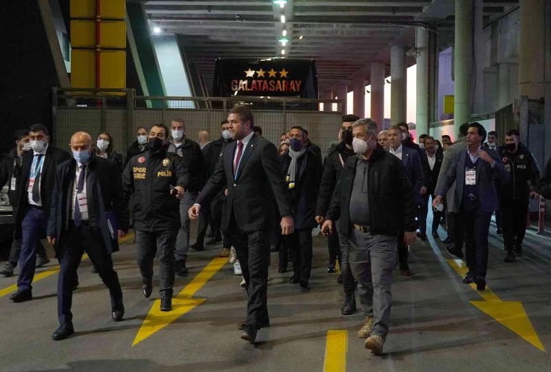 Ali Koç ve yöneticiler stada geldi
