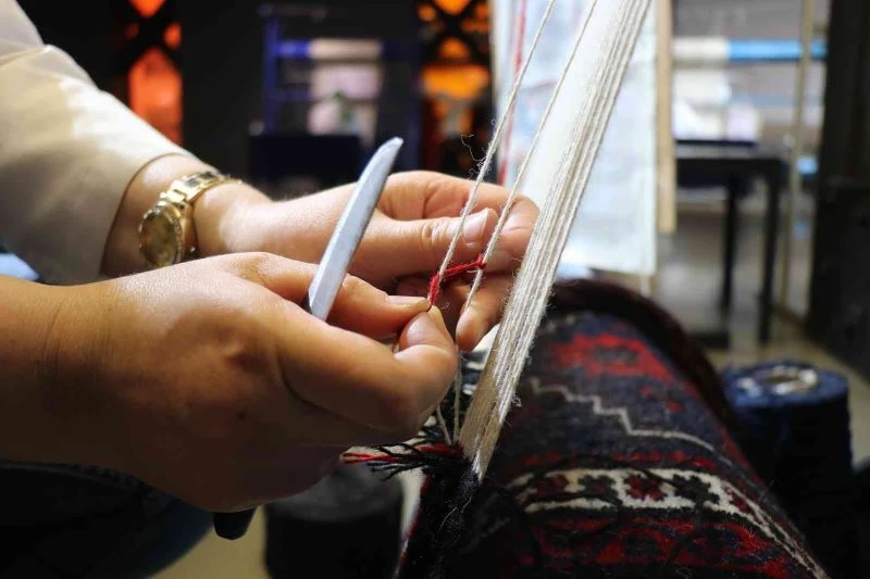 3 bin yıllık tarihe dayanan bu halıların bir tanesi 2 ayda dokunuyor
