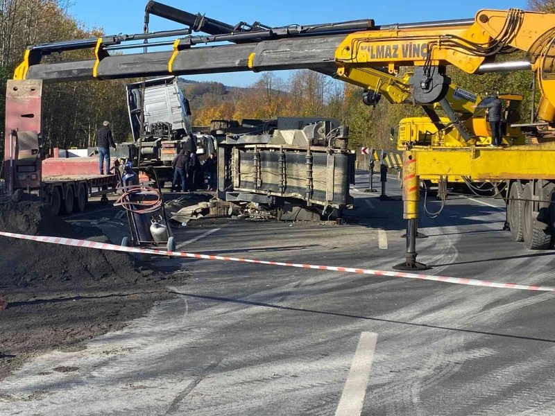 Uzun araç kuyrukları oluştu, karayolunda devrilen tır vinçle kaldırıldı
