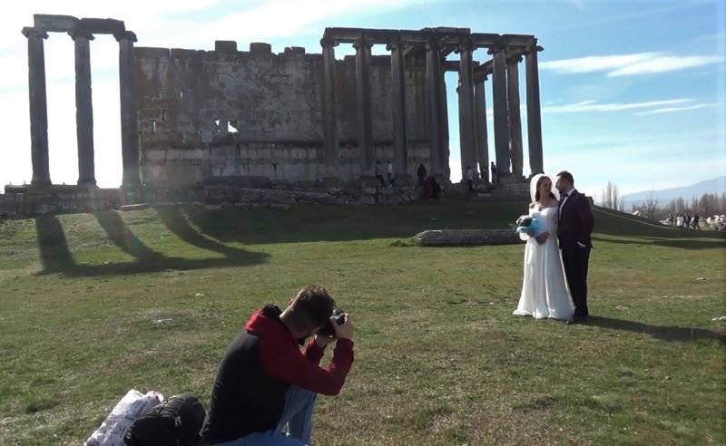 Antik kent evlenen çiftlere doğal fotoğraf stüdyosu oldu
