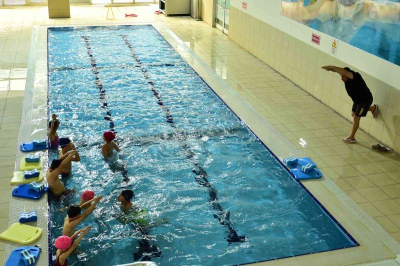 Mamak Yüzme Havuzu’nda 2 bin 126 kişi yüzme öğrendi
