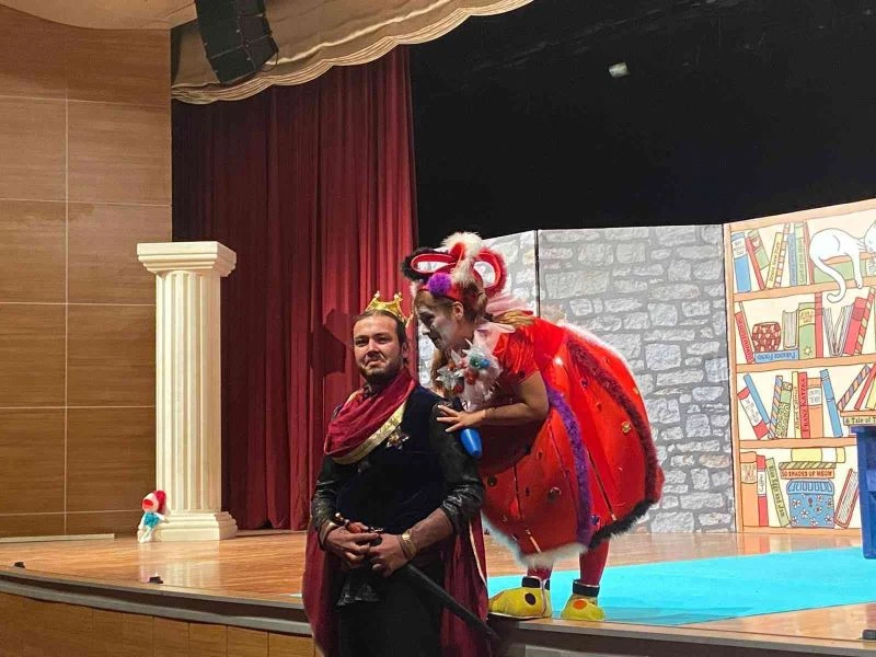 KBT çocuklara perdelerini açtı
