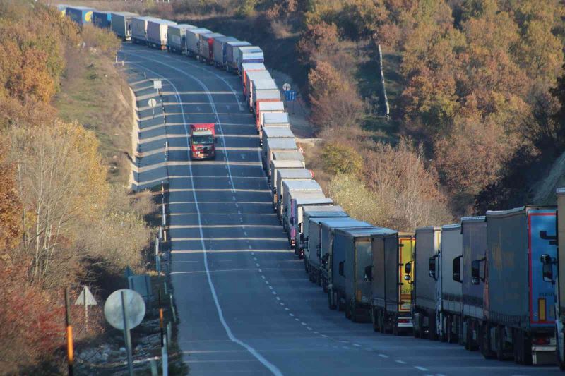 Hamzabeyli’de tır kuyruğu 16 kilometreye ulaştı
