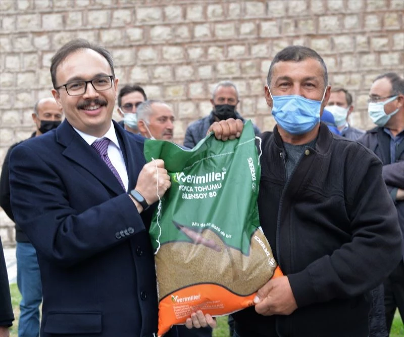 200 çiftçiye yulaf, yem bezelyesi ve yonca tohumu dağıtıldı
