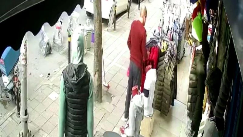 Beğendiği yeleği önce denedi, sonra çaldı
